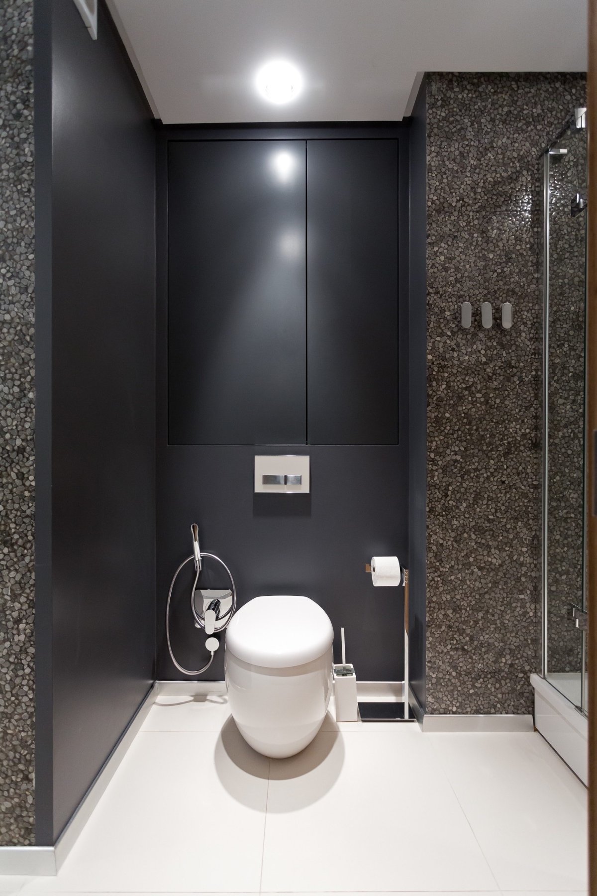 Бойлер в маленьком туалете