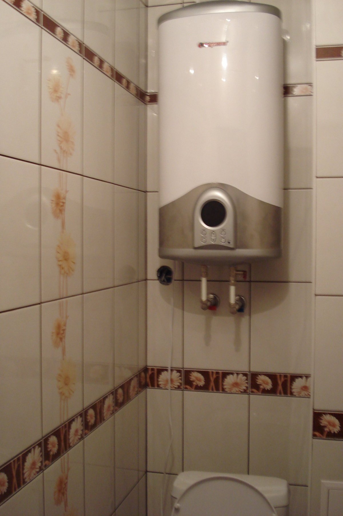 Бойлер на стене в ванной