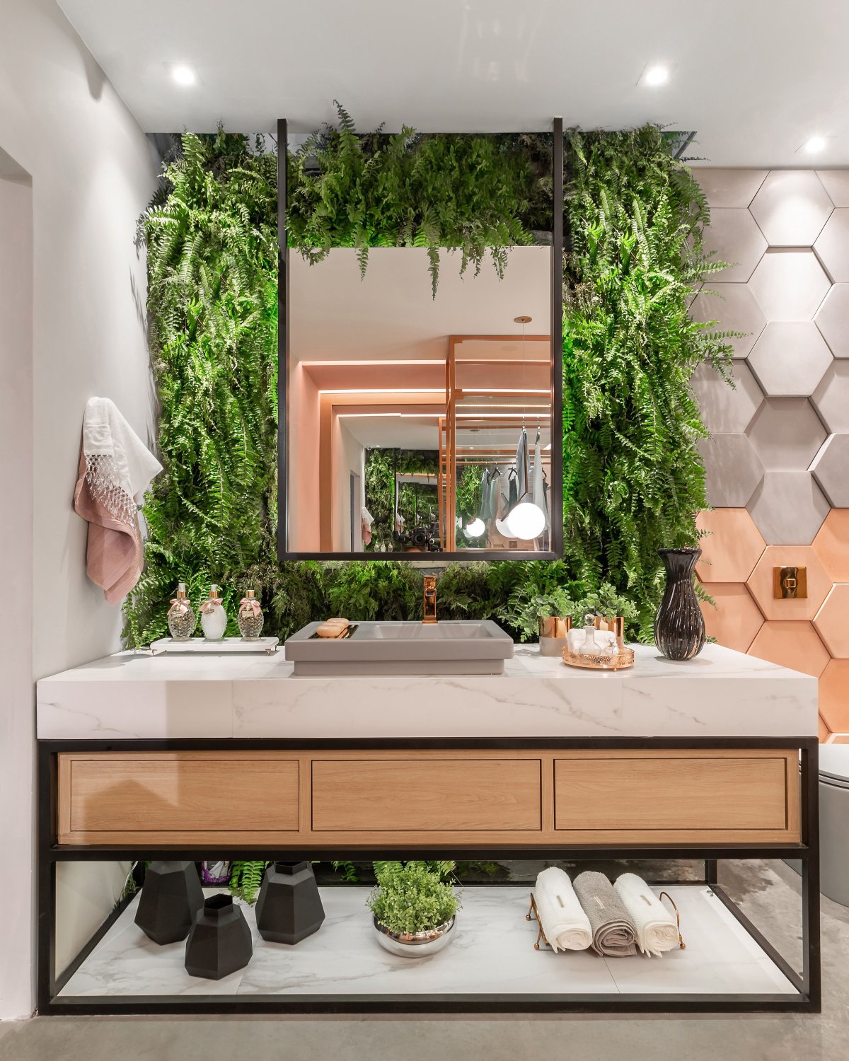 Мох в интерьере туалета