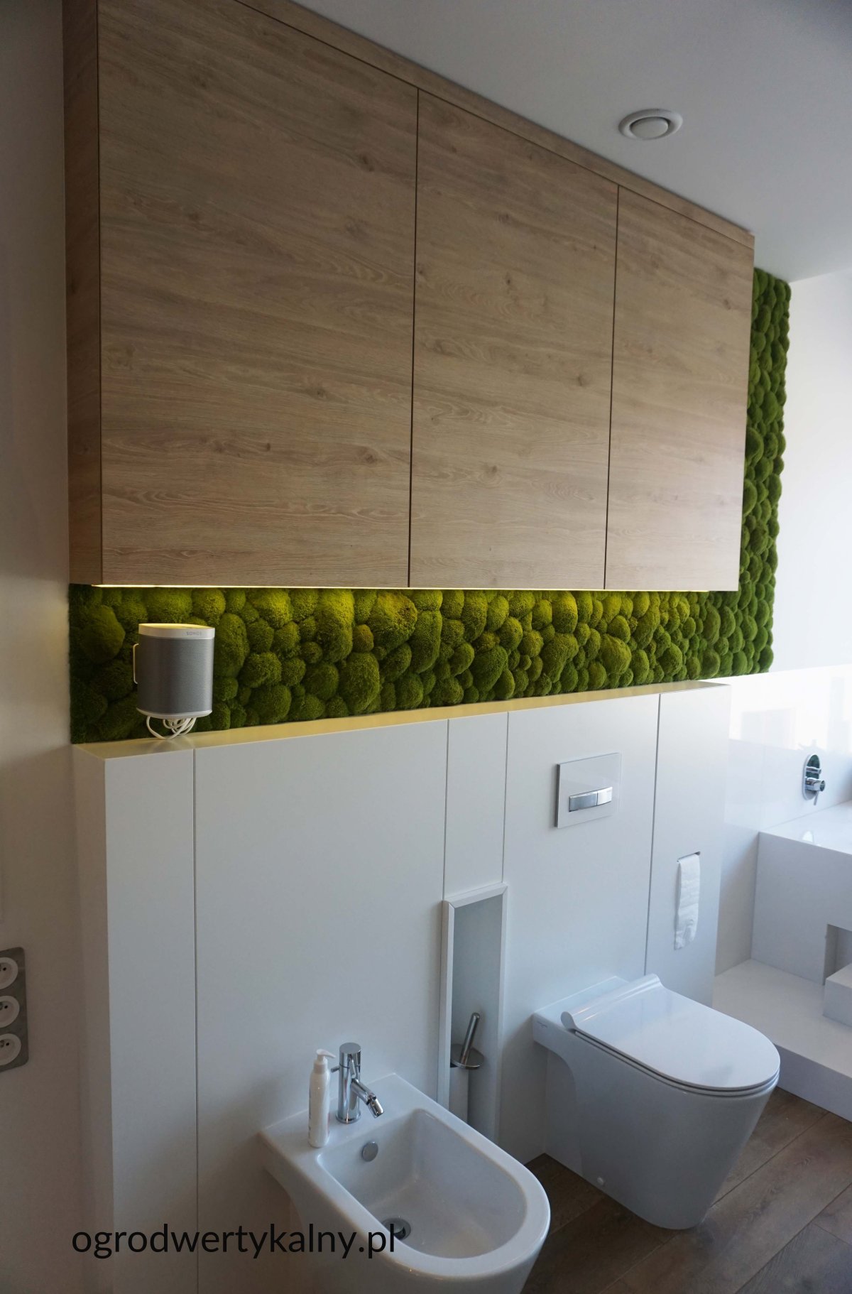 Искусственный газон в ванной в интерьере