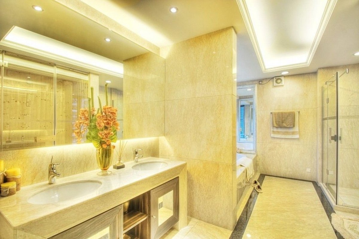 Бело коричневая ванная