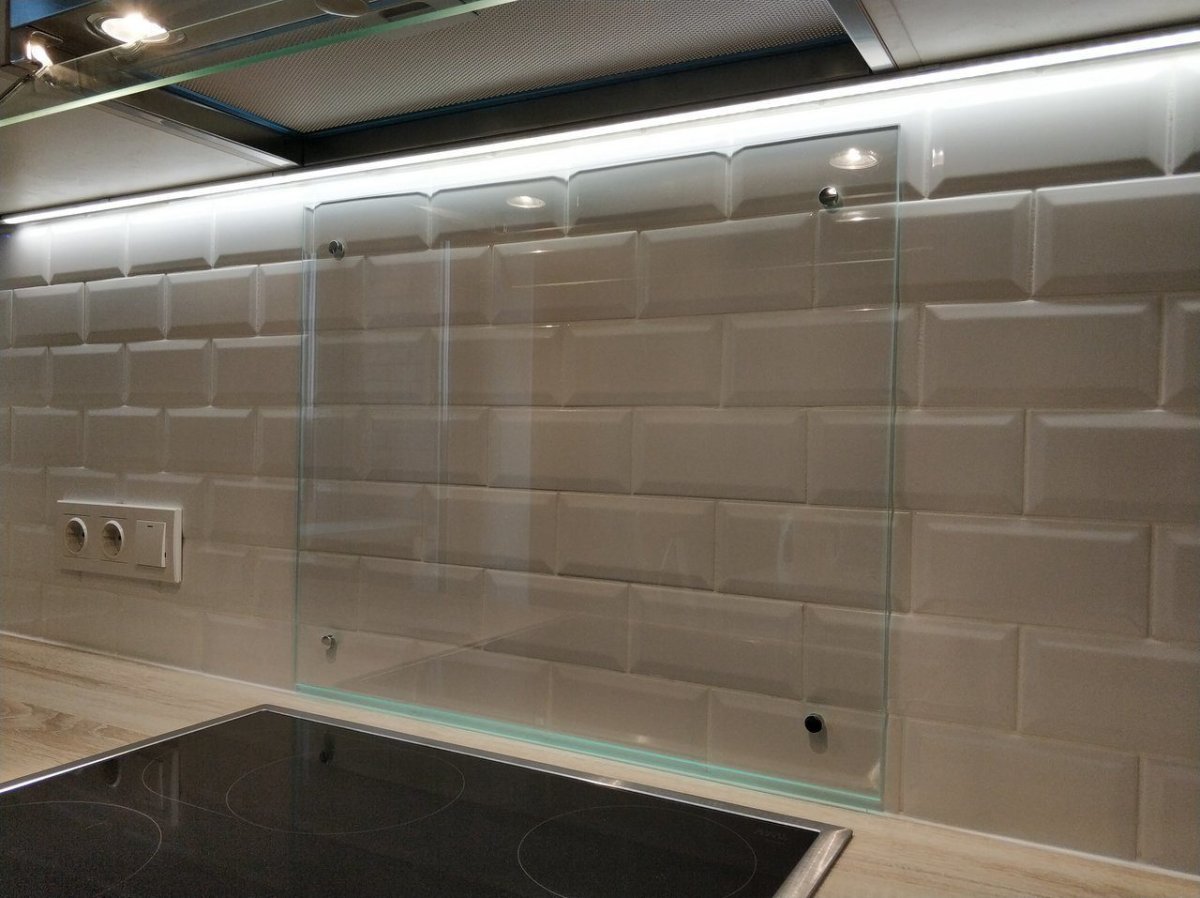 Защитная панель из закаленного стекла (экран для кухни) 600*600*4мм