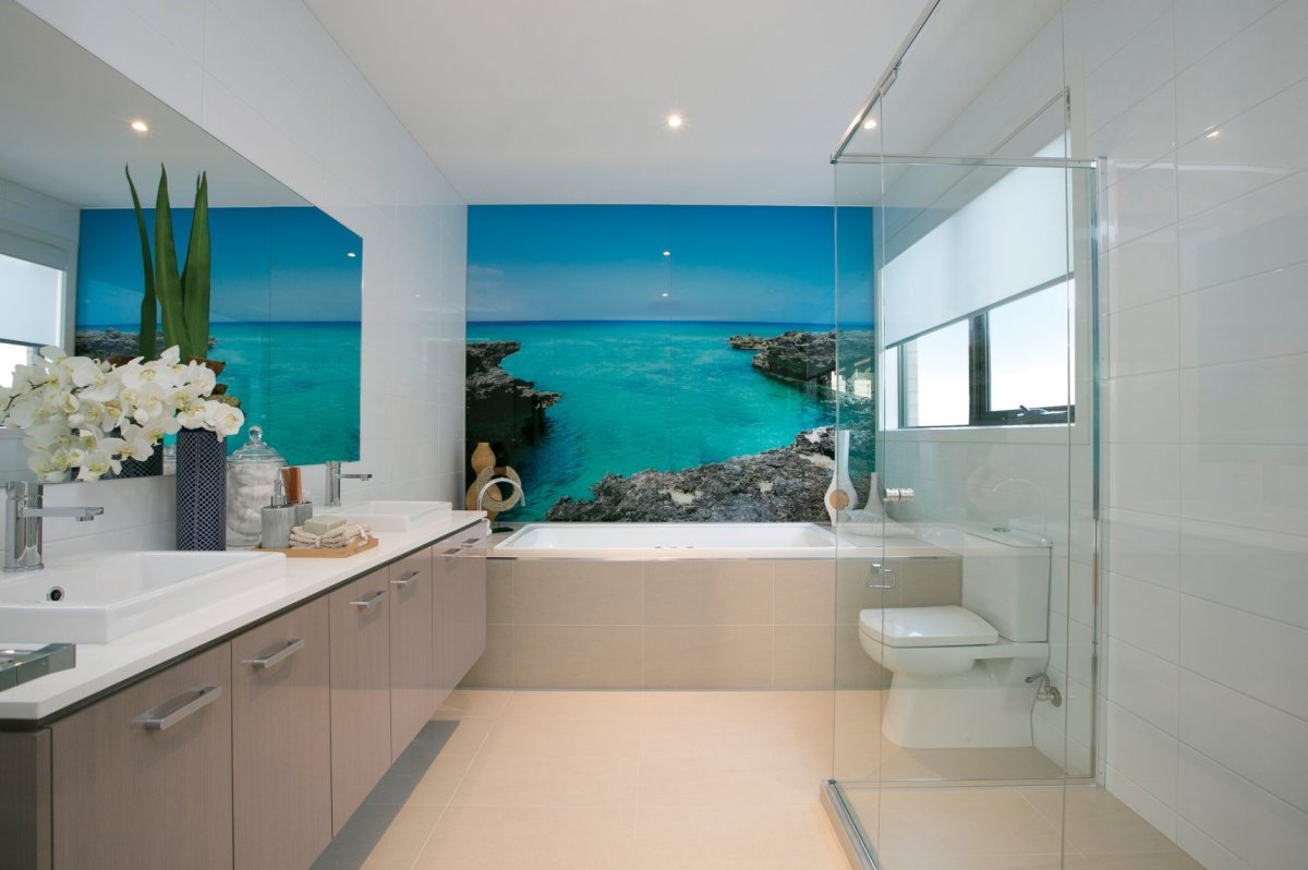 Стеклянное панно в ванную комнату