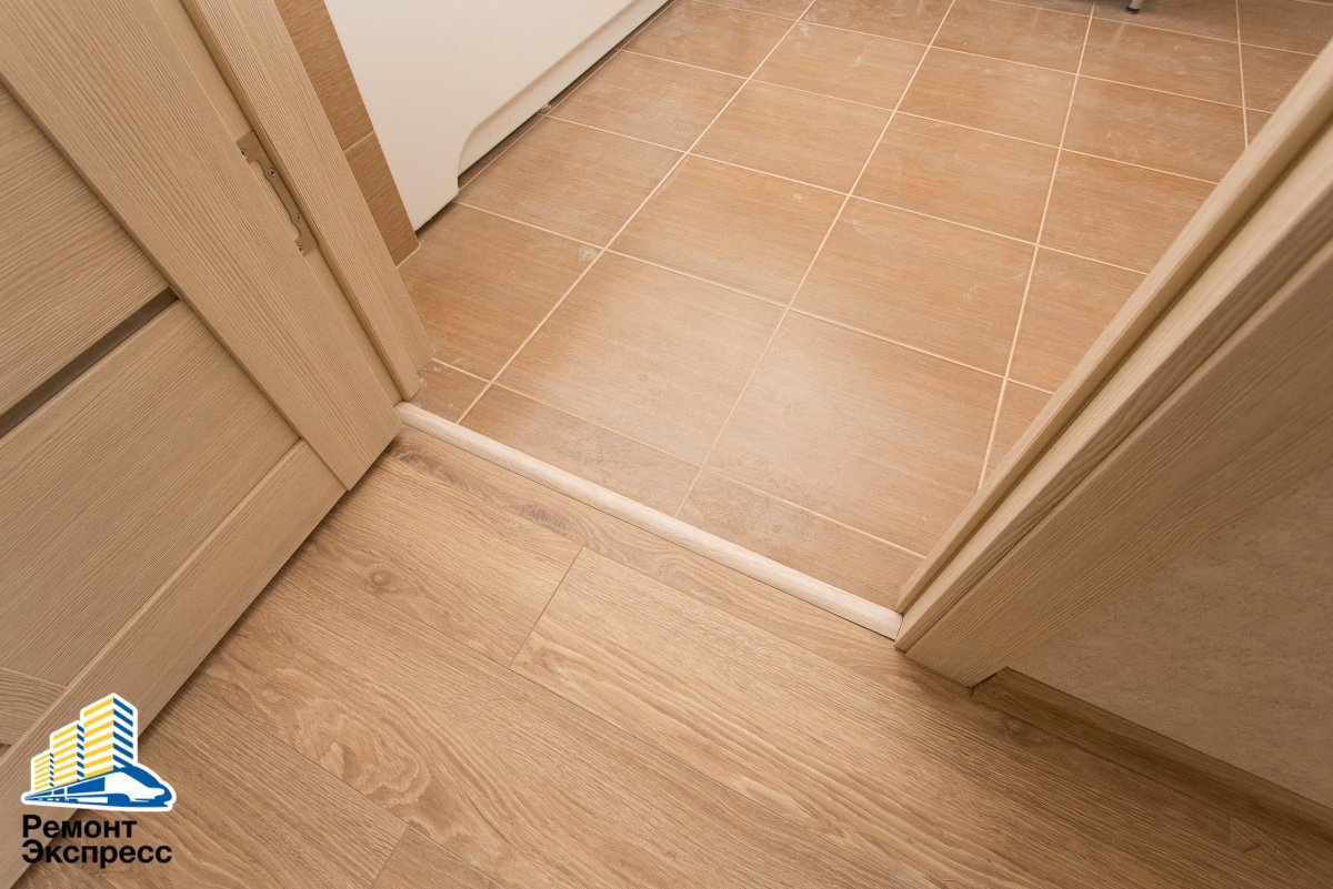 Порог выбирают под цвет двери или пола