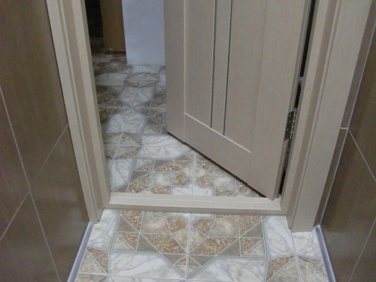 Отделка порога в ванной и туалете
