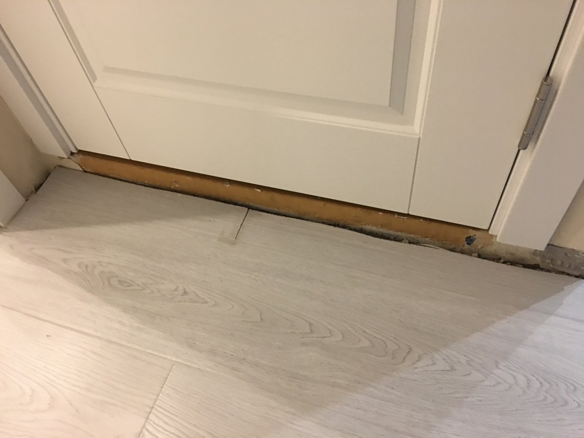 Порог из плитки в прихожей