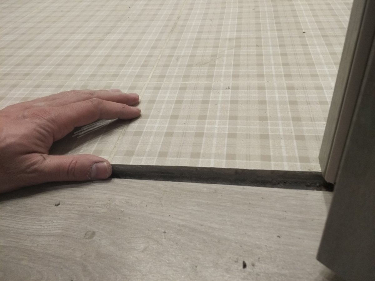 Порожек в ванную керамический