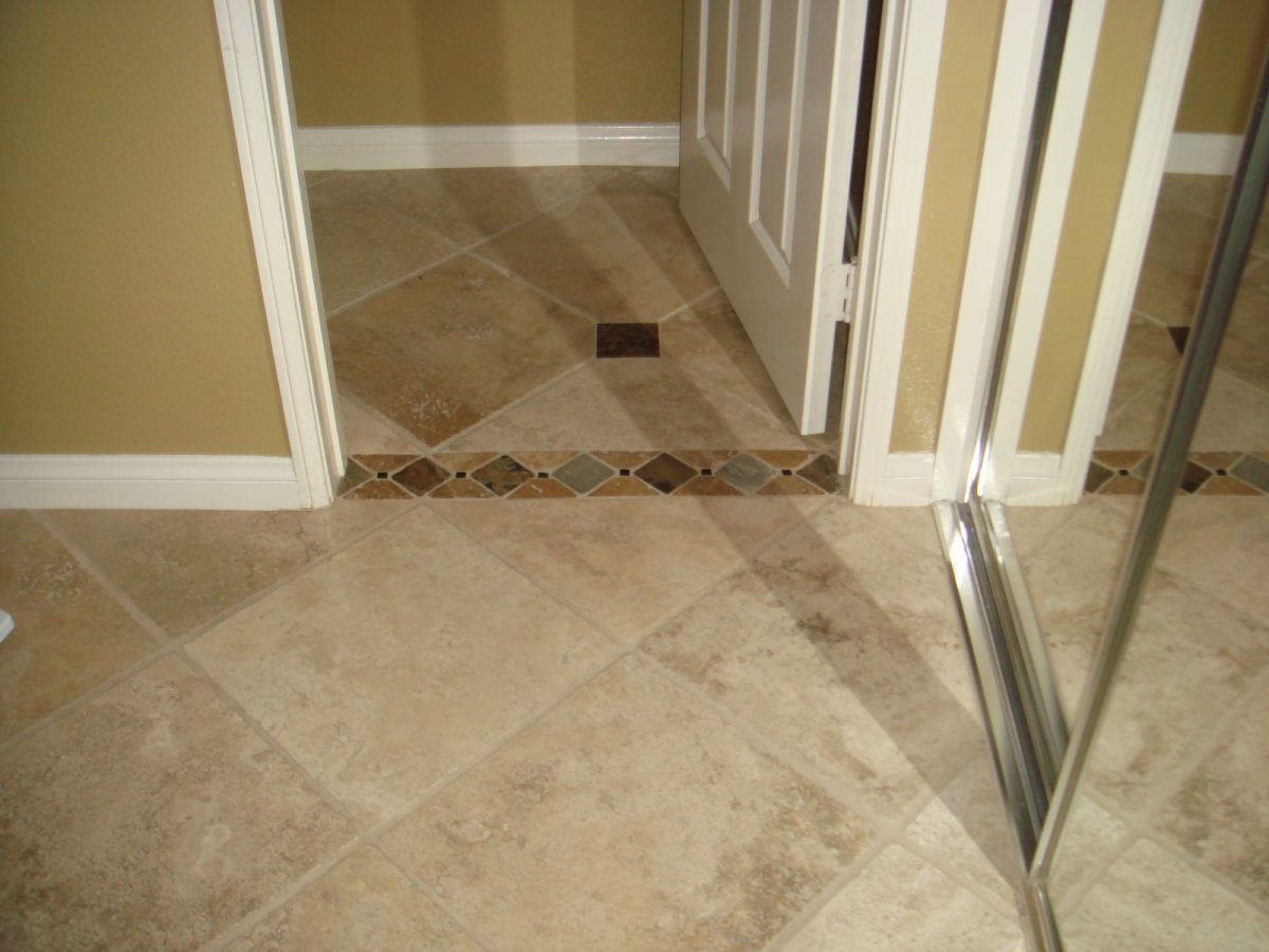 Плитка в ванной и коридоре