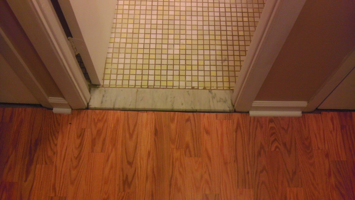 Плитка и ламинат в прихожей