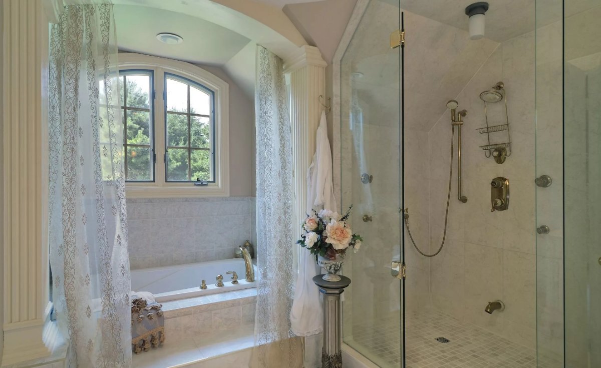 Ванная комната с аркой