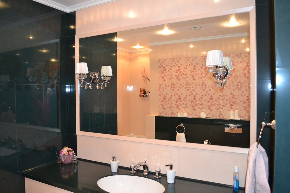 Большое встроенное зеркало в ванной