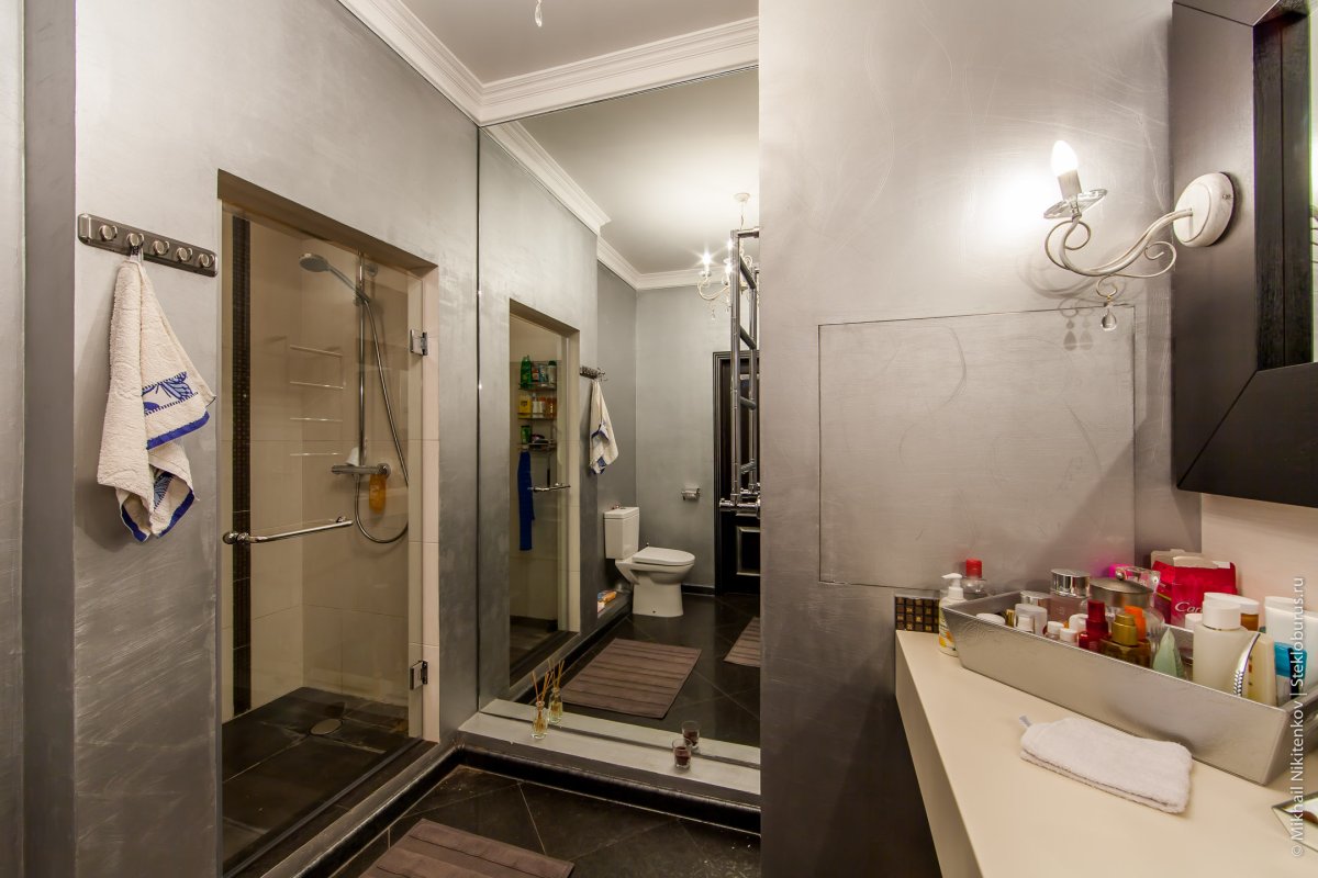 Ванная с зеркалом на всю стену