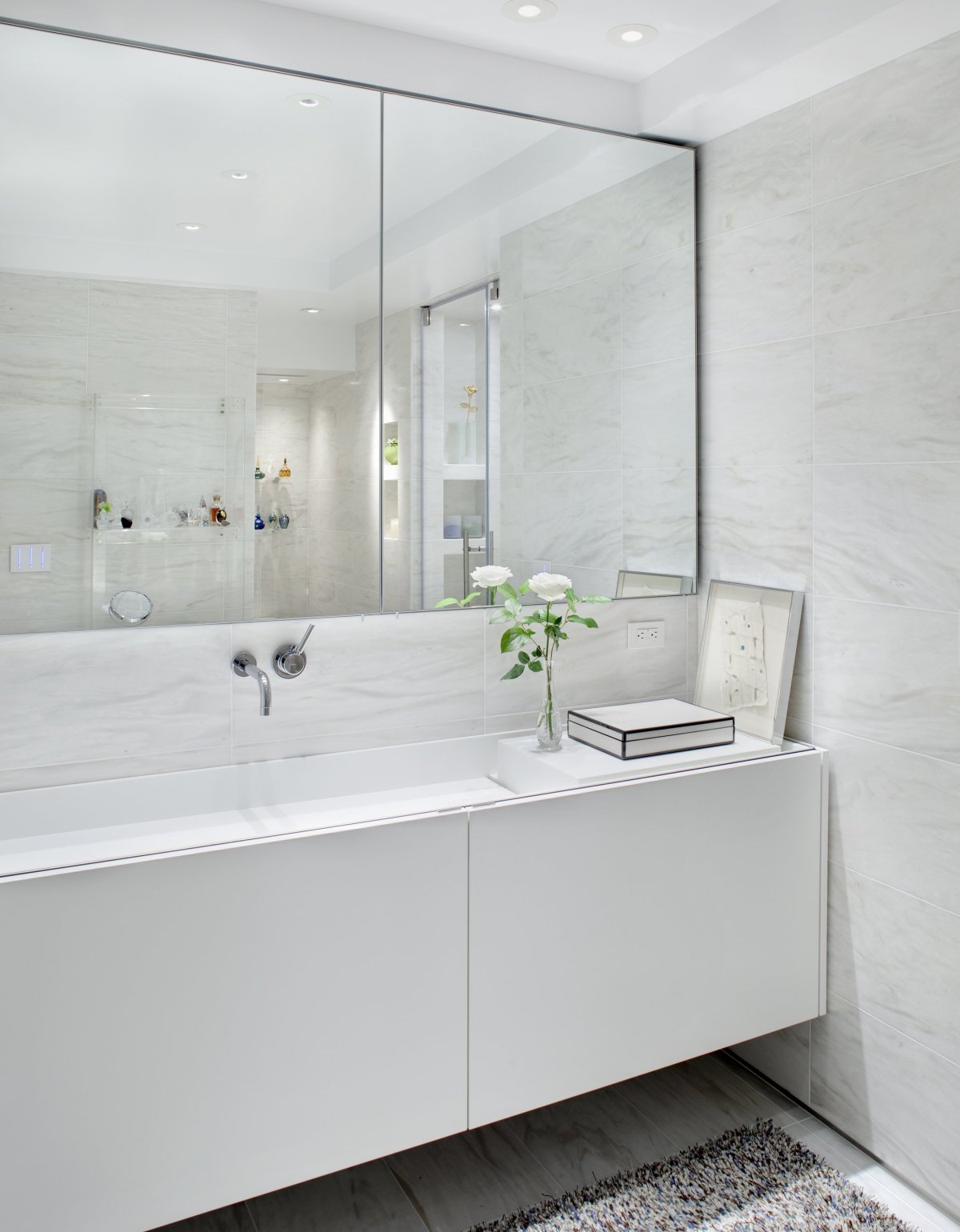 Ванная с большим зеркалом