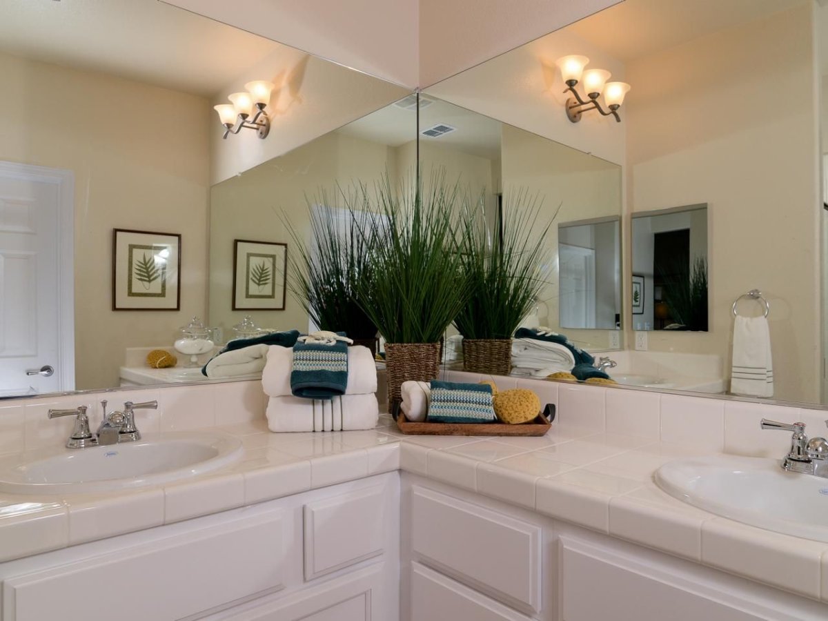 Зеркало в угол ванной