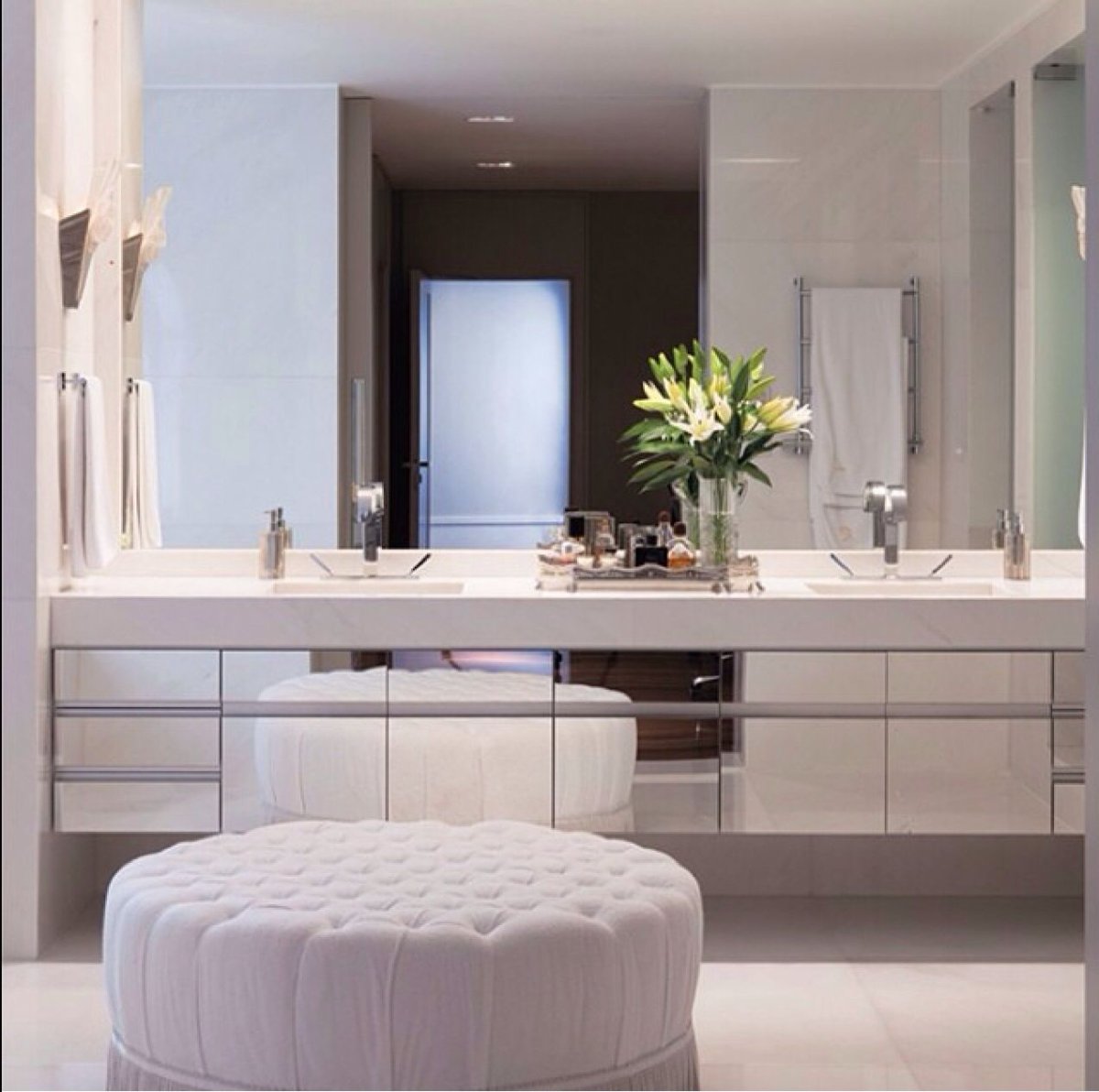 Большие зеркала с подсветкой в ванную