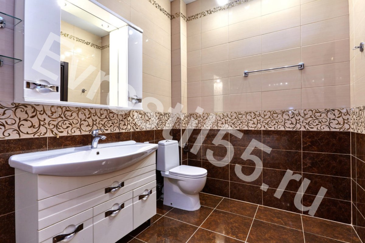 Ванная с темной плиткой