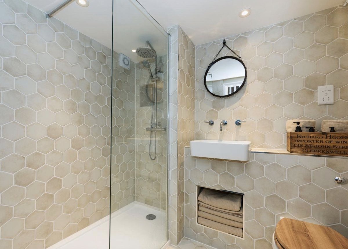 Интерьеры ванной комнаты с душевой кабиной из плитки