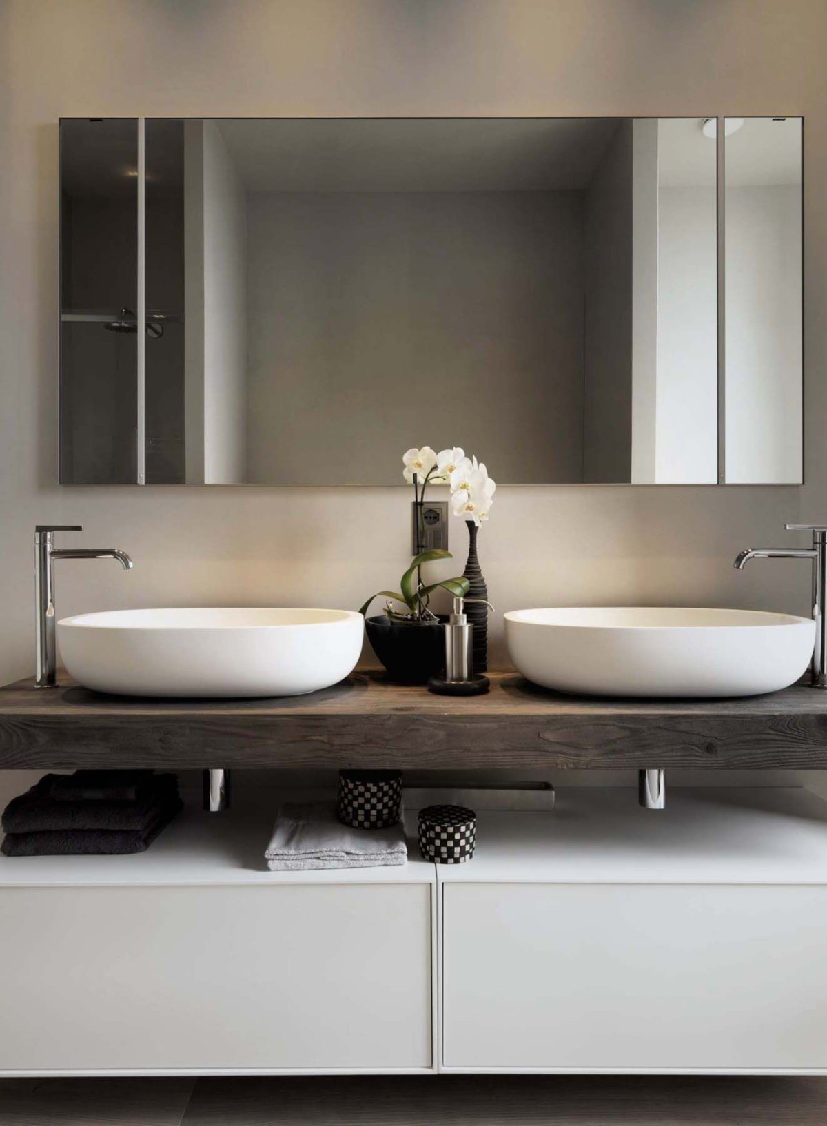 Ванная возле раковины