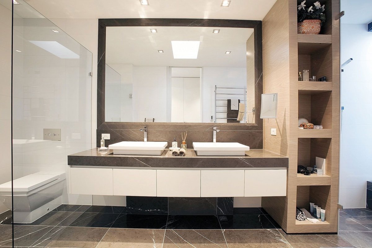 Интерьеры ванных комнат с двумя раковинами