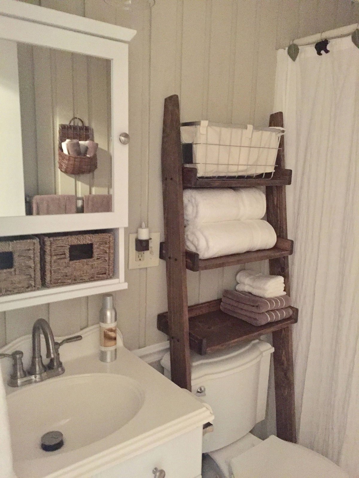 Открытые полки в ванной для полотенец