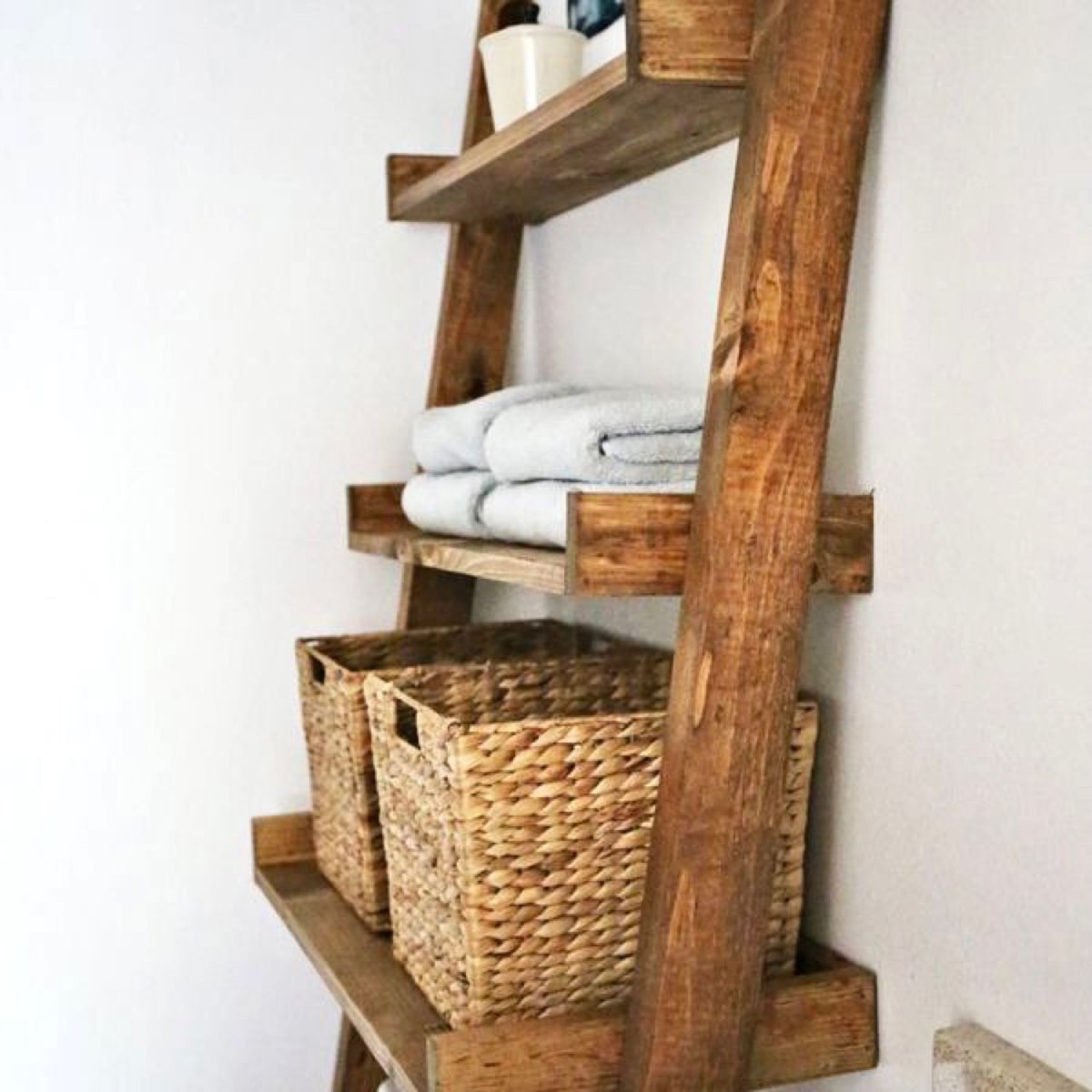 Лестница для полотенец с корзиной