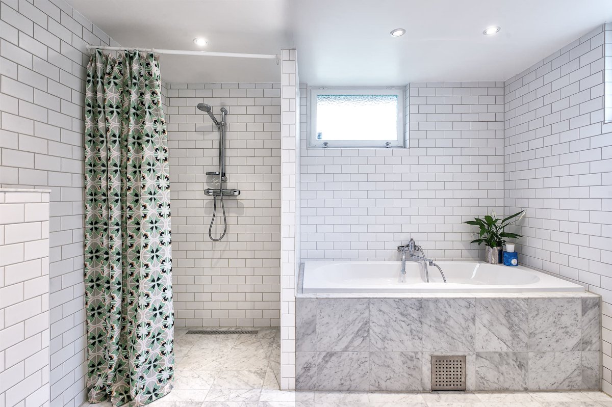 Душевая кабина из плитки со шторкой