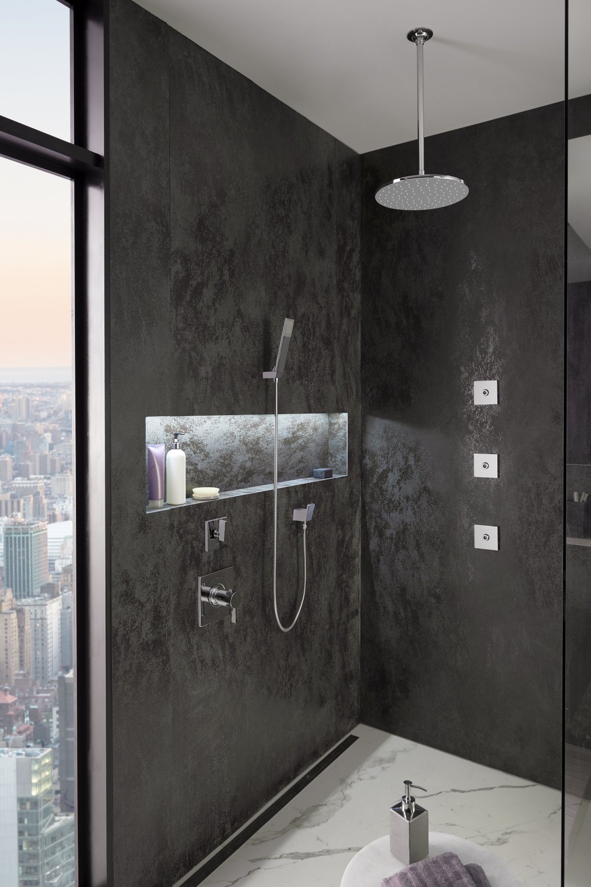 Тропический душ в маленькой ванной комнате