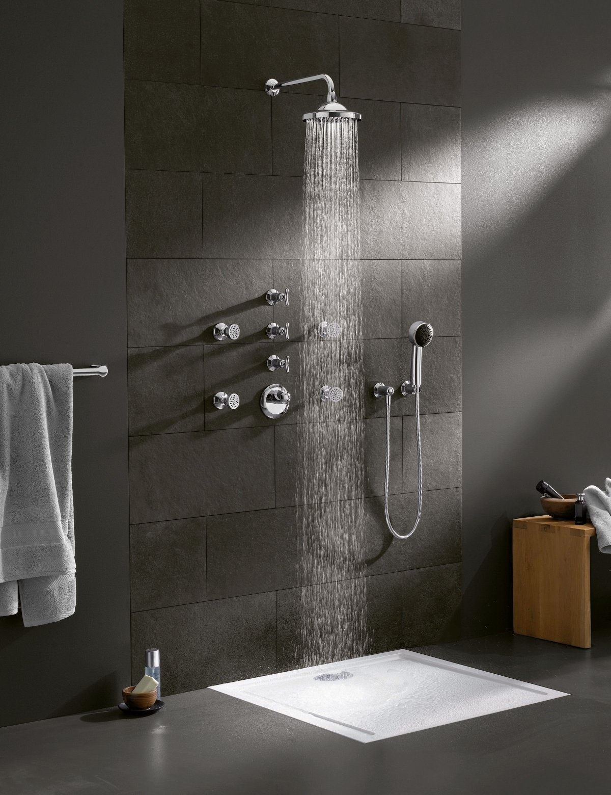 Ванная комната с душем с растительностью