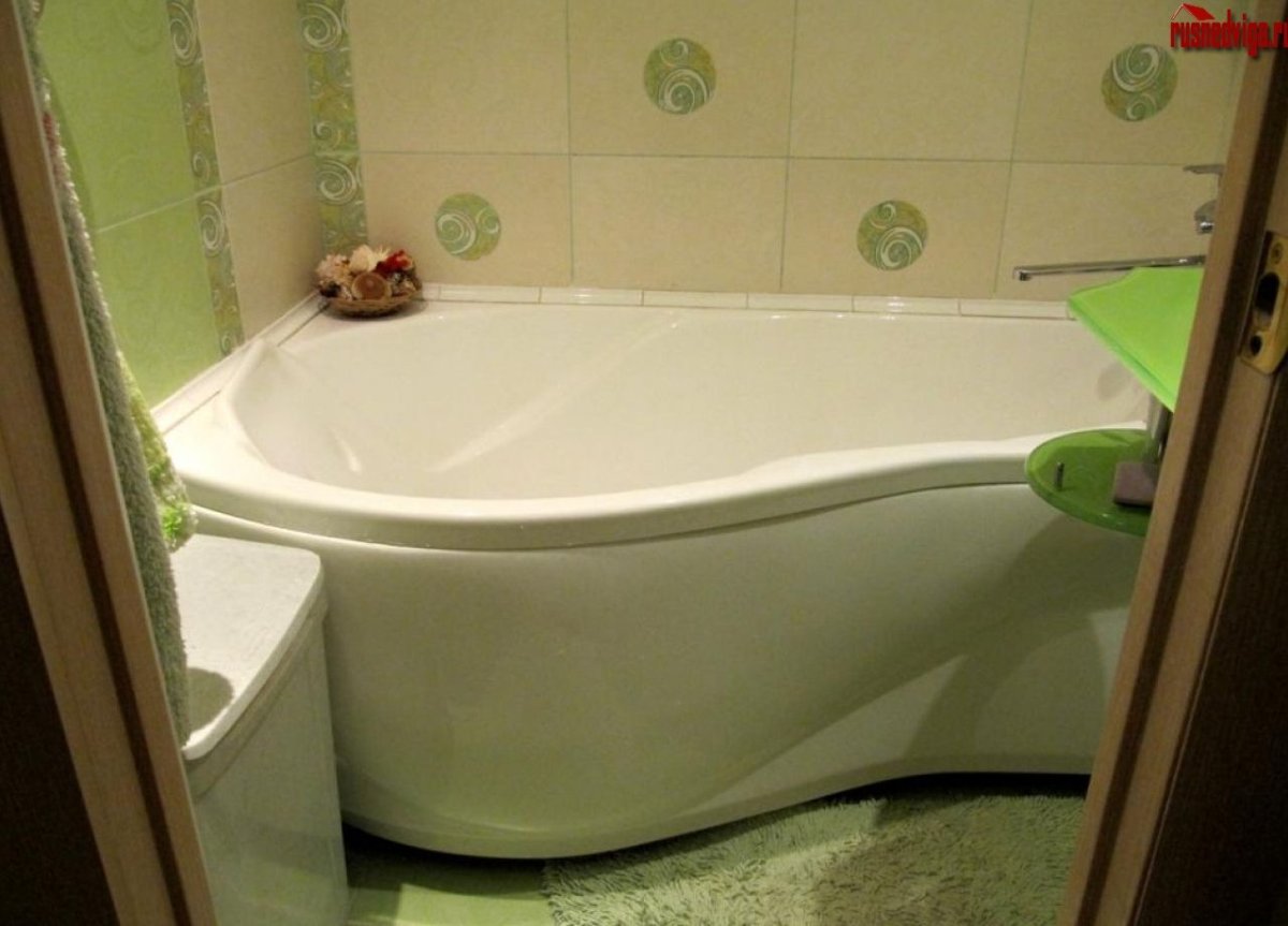 Маленькая ванная комната с ассиметричной ванной