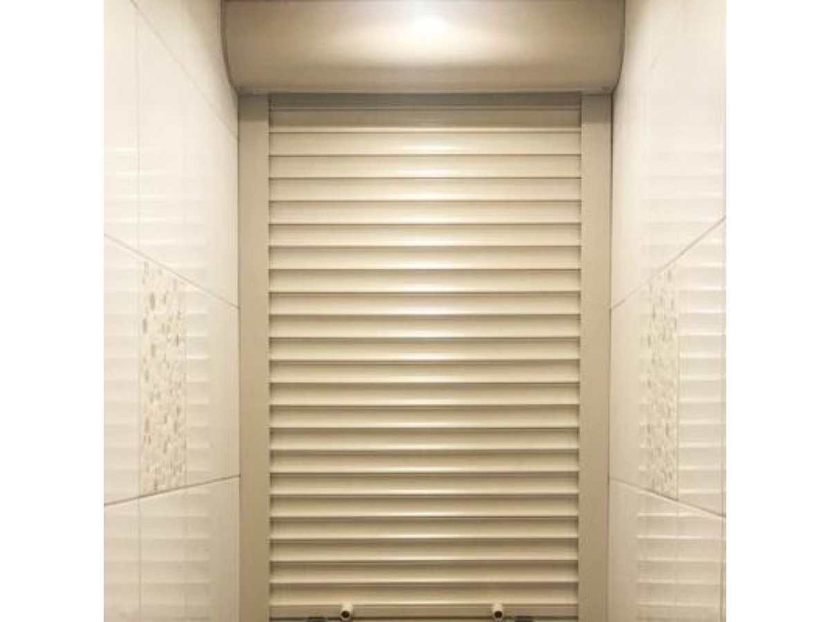 Красиво собранный сантехнический шкаф в туалете