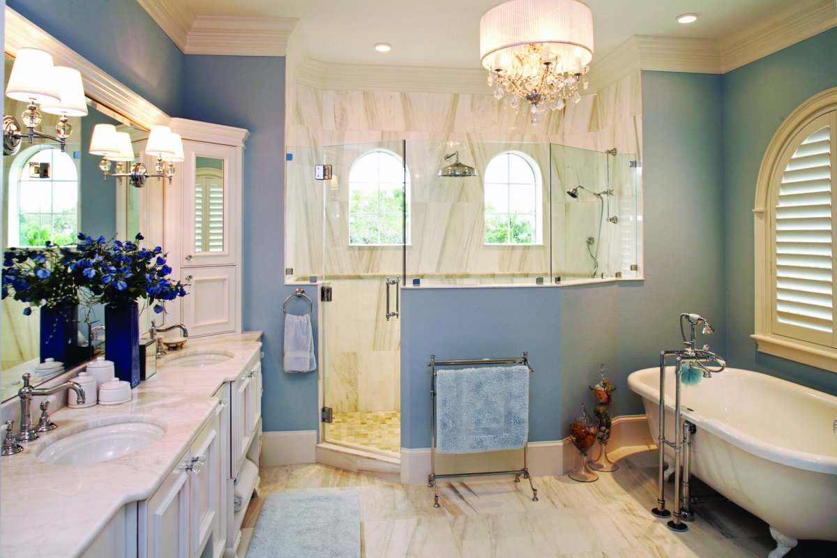 Ванная комната с душевой кабиной в частном доме