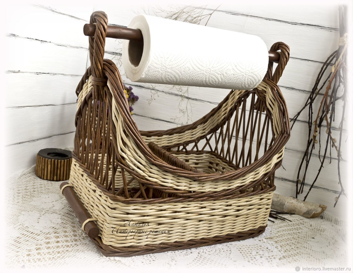 Плетеная корзинка с полотенцами