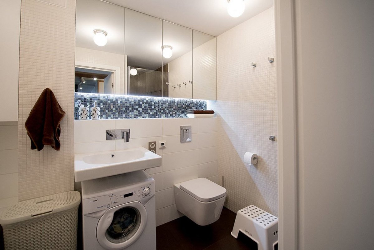 Маленькая ванная комната с туалетом и раковиной