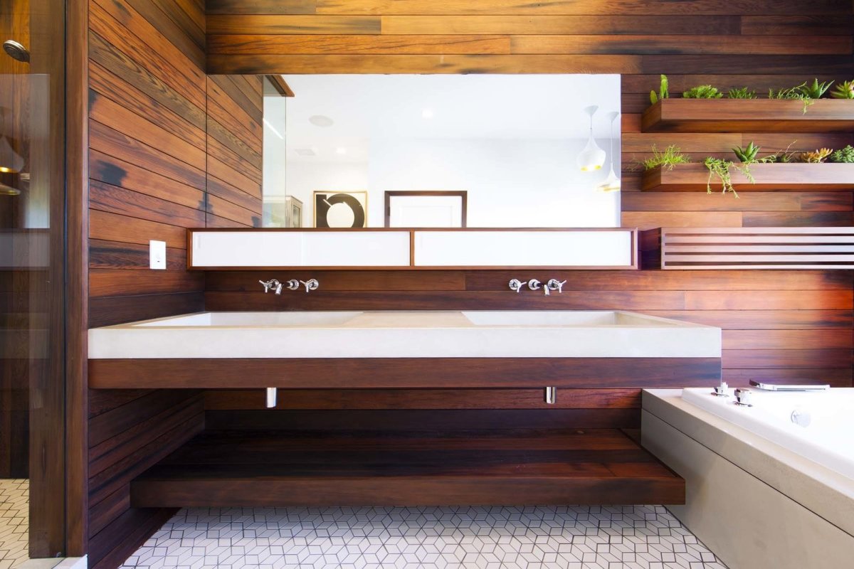 Ванная с деревянной отделкой