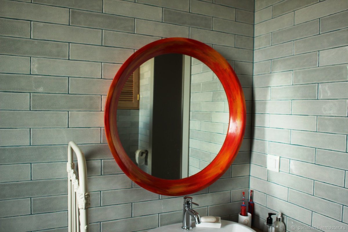 Зеркало с деревянной рамой в ванную