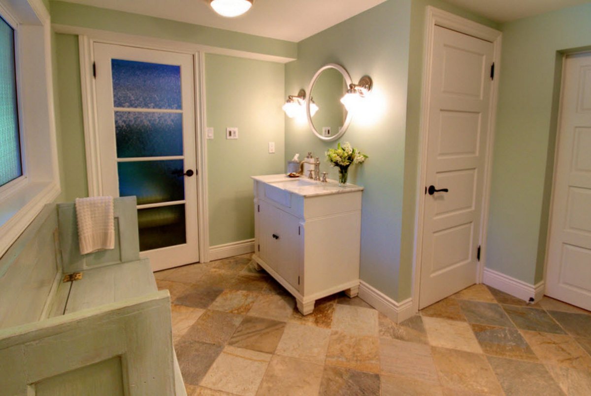 Дверь в ванную светлая