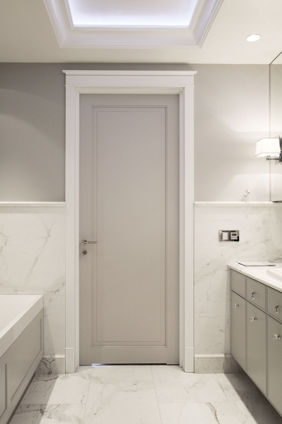 Белые двери в ванной