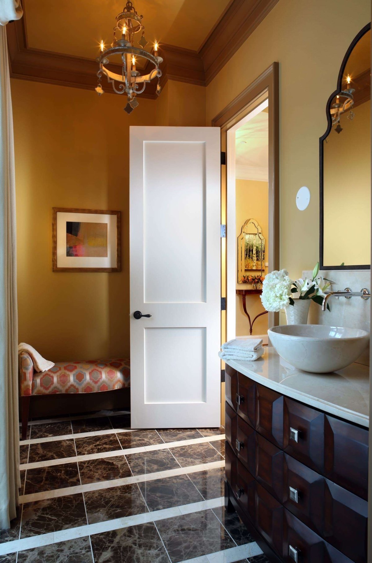 Белая дверь в ванную комнату и туалет