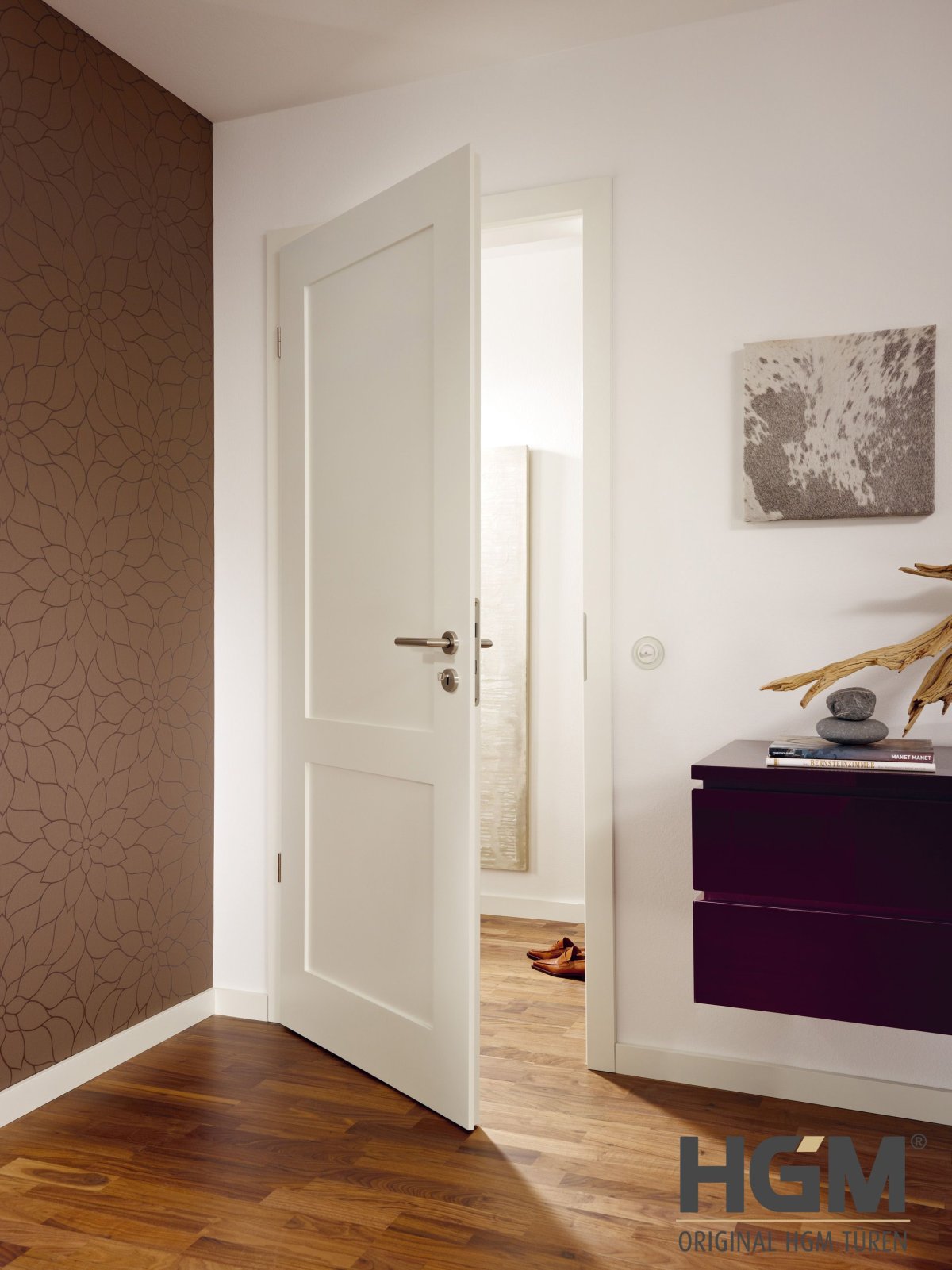 Входная дверь в интерьере прихожей