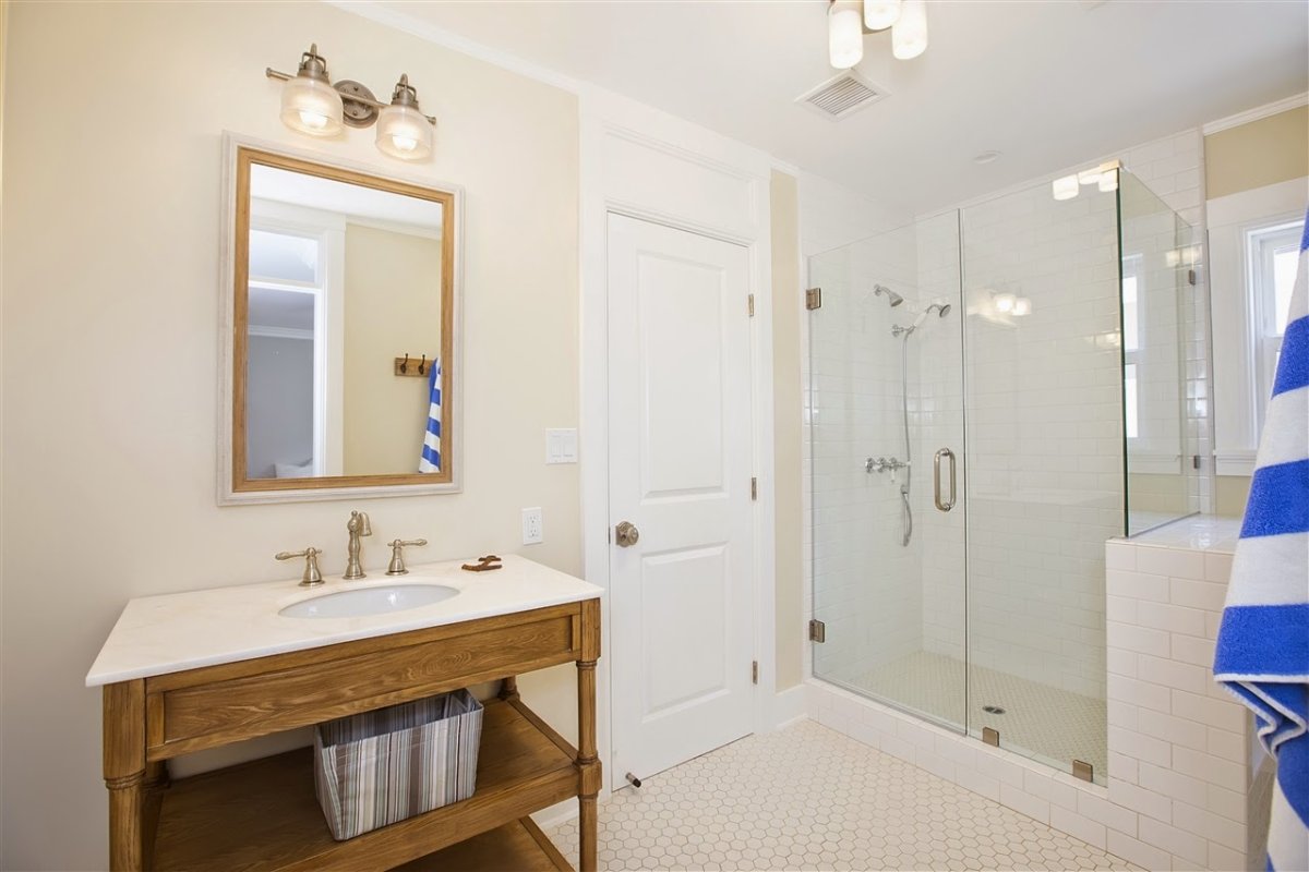 Скрытая дверь в ванную