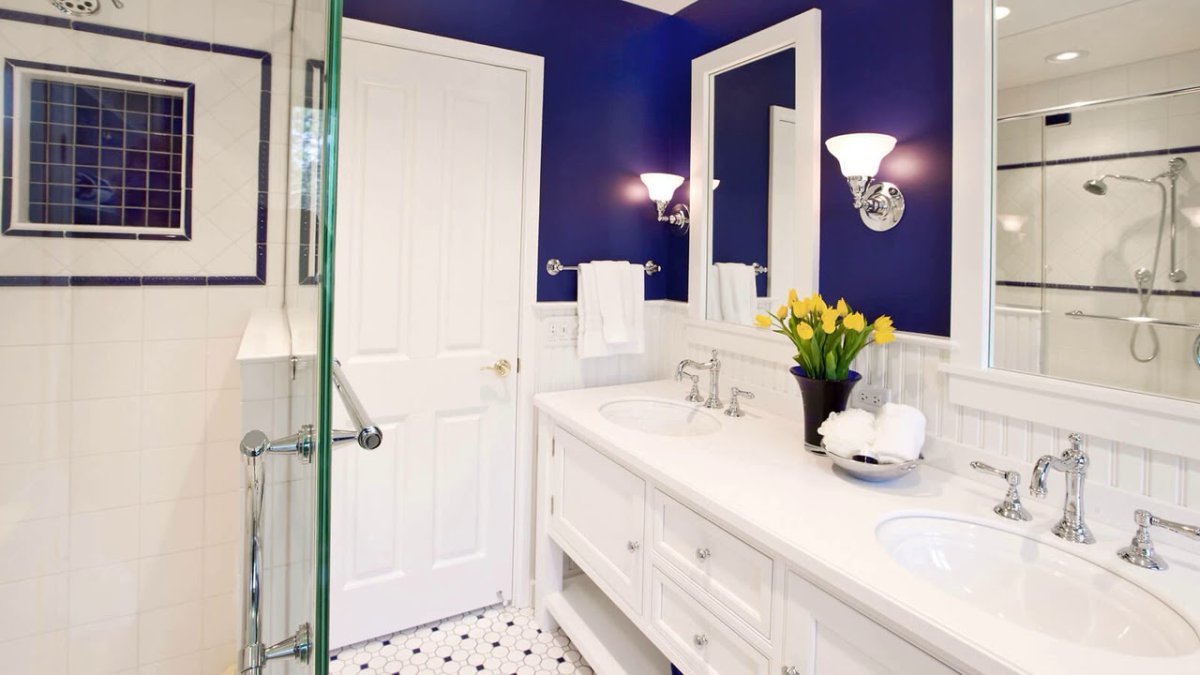 Двери в ванную серые