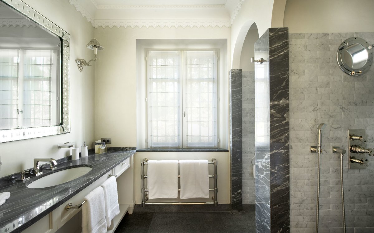 Ванная с окном плитка мрамор