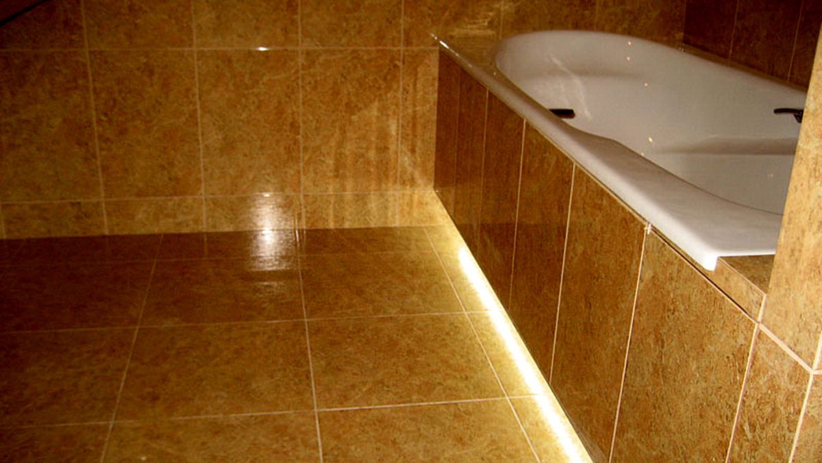 Углубление для ног под ванной