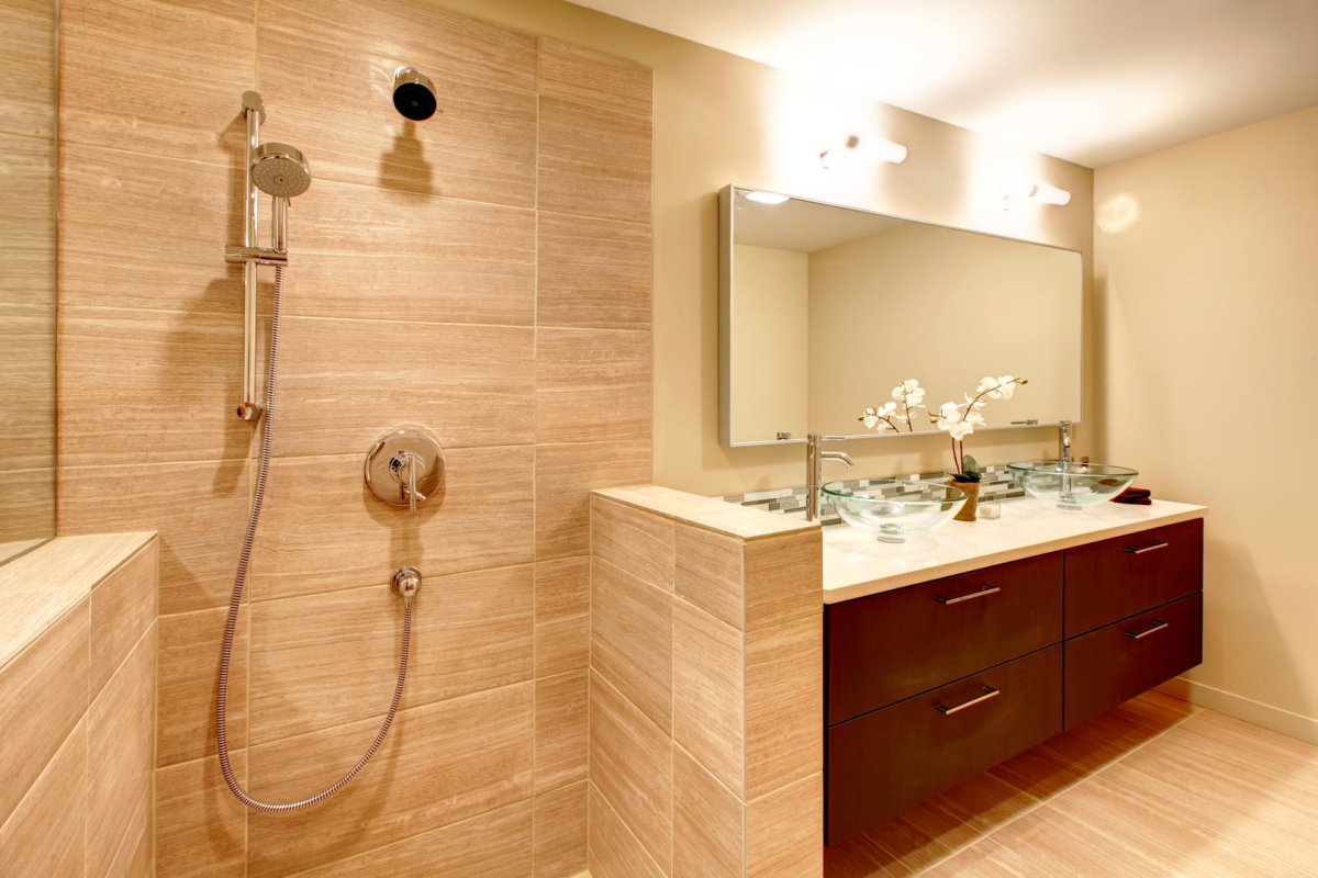 Бежевая ванная под дерево