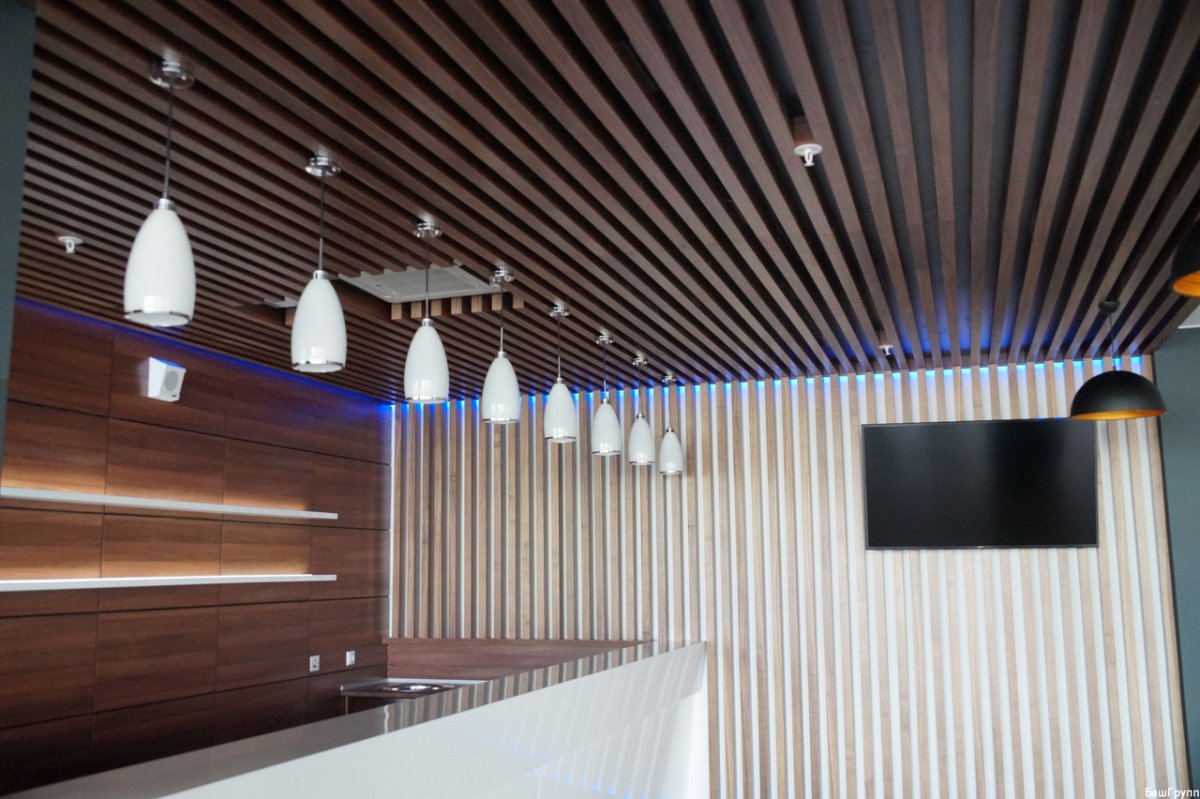 Деревянный потолок в ванной