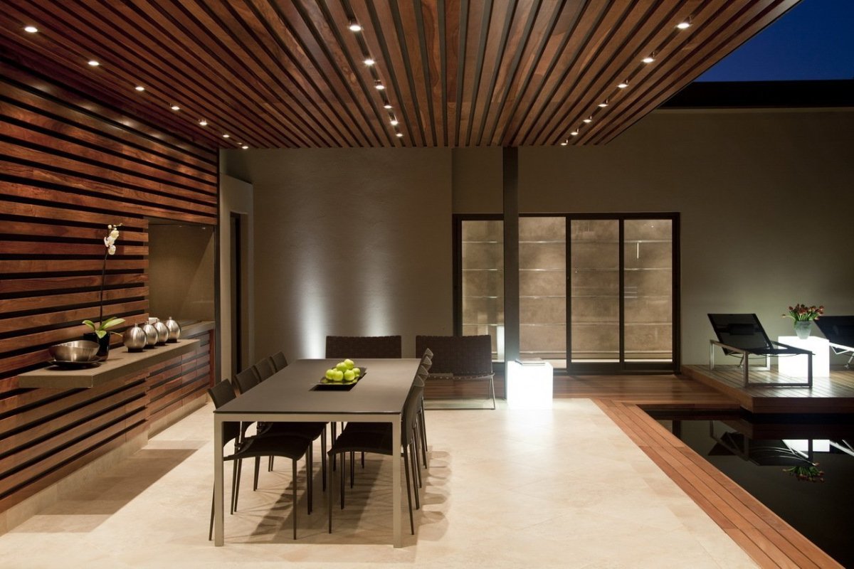 Отделка потолка ванной деревом