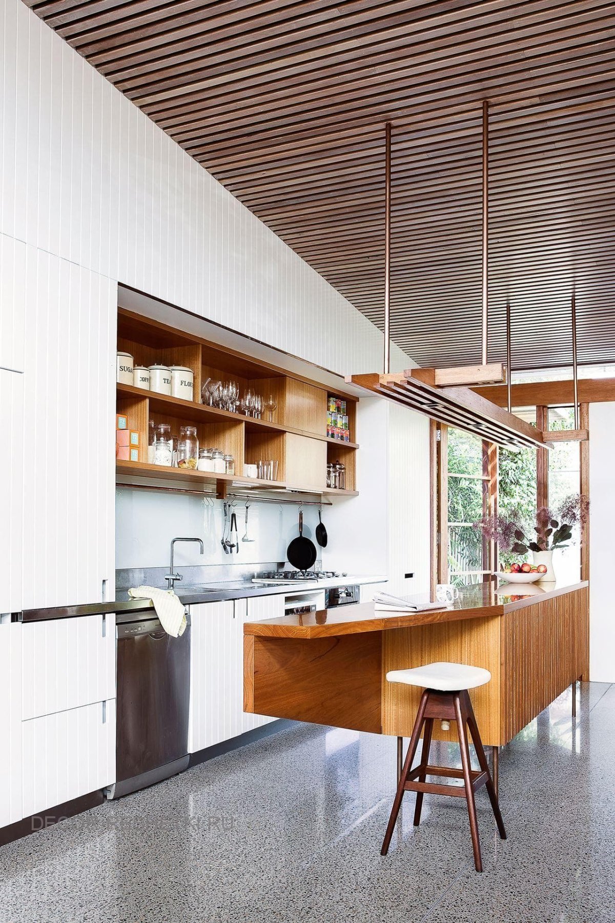 Потолок из реек в ванной