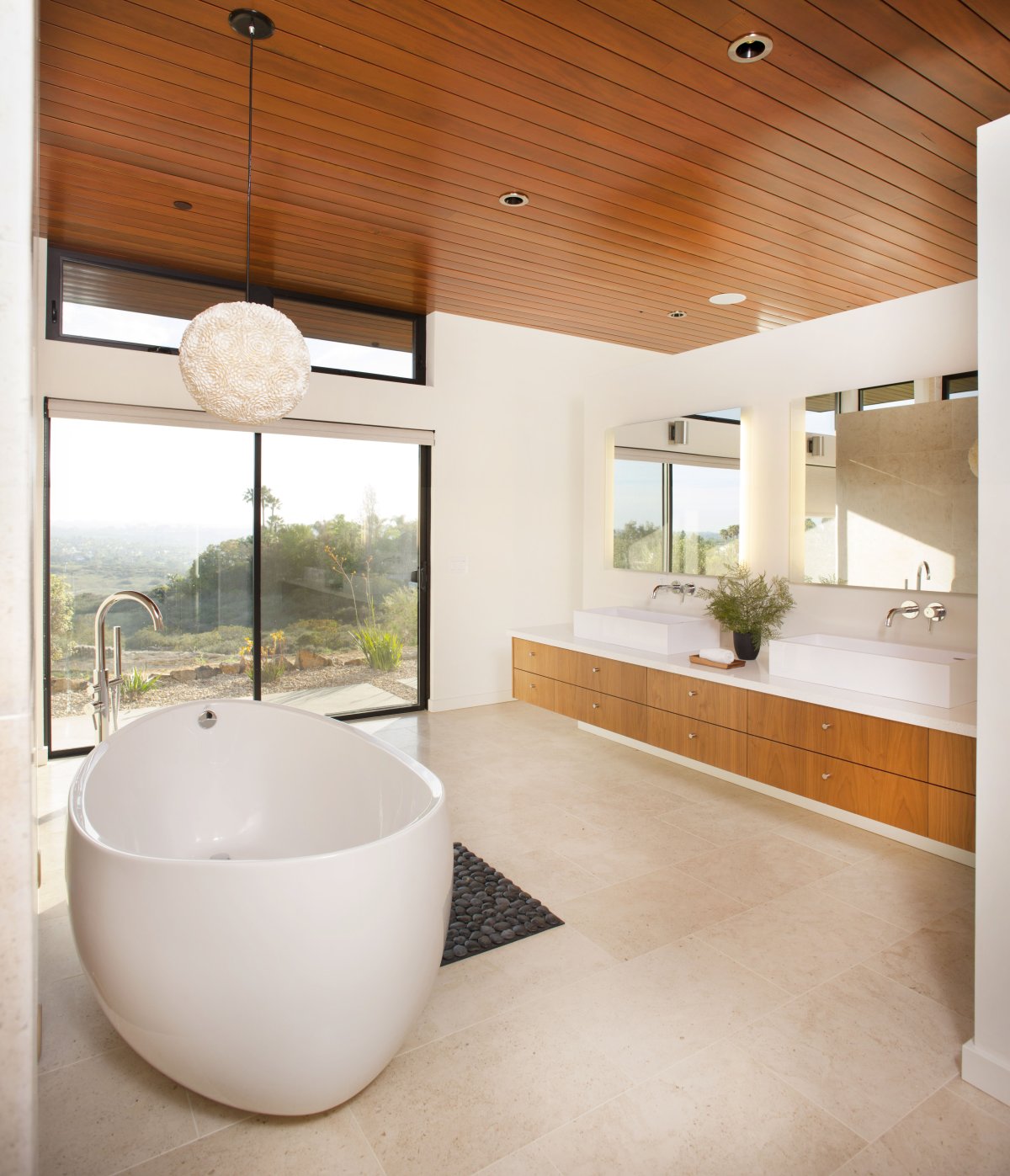 Деревянный реечный потолок в ванной