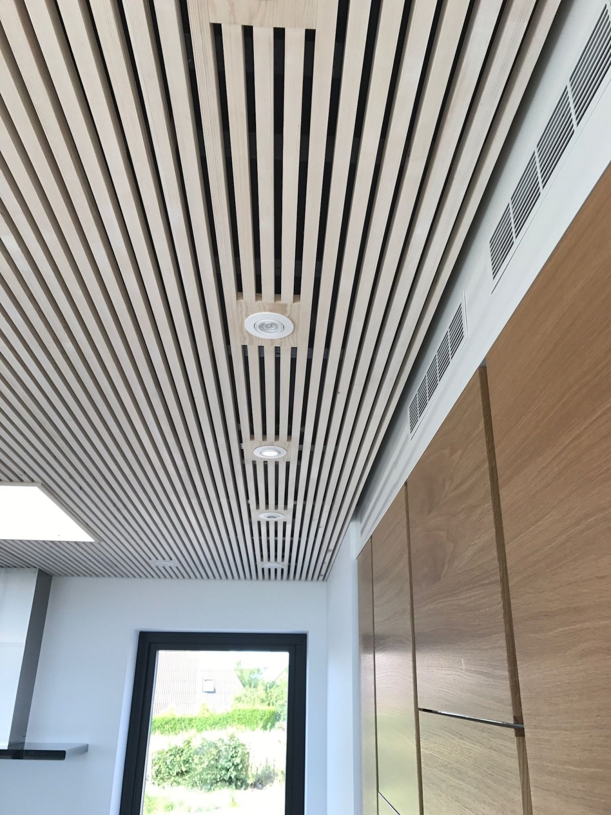 Деревянный реечный потолок гостиная