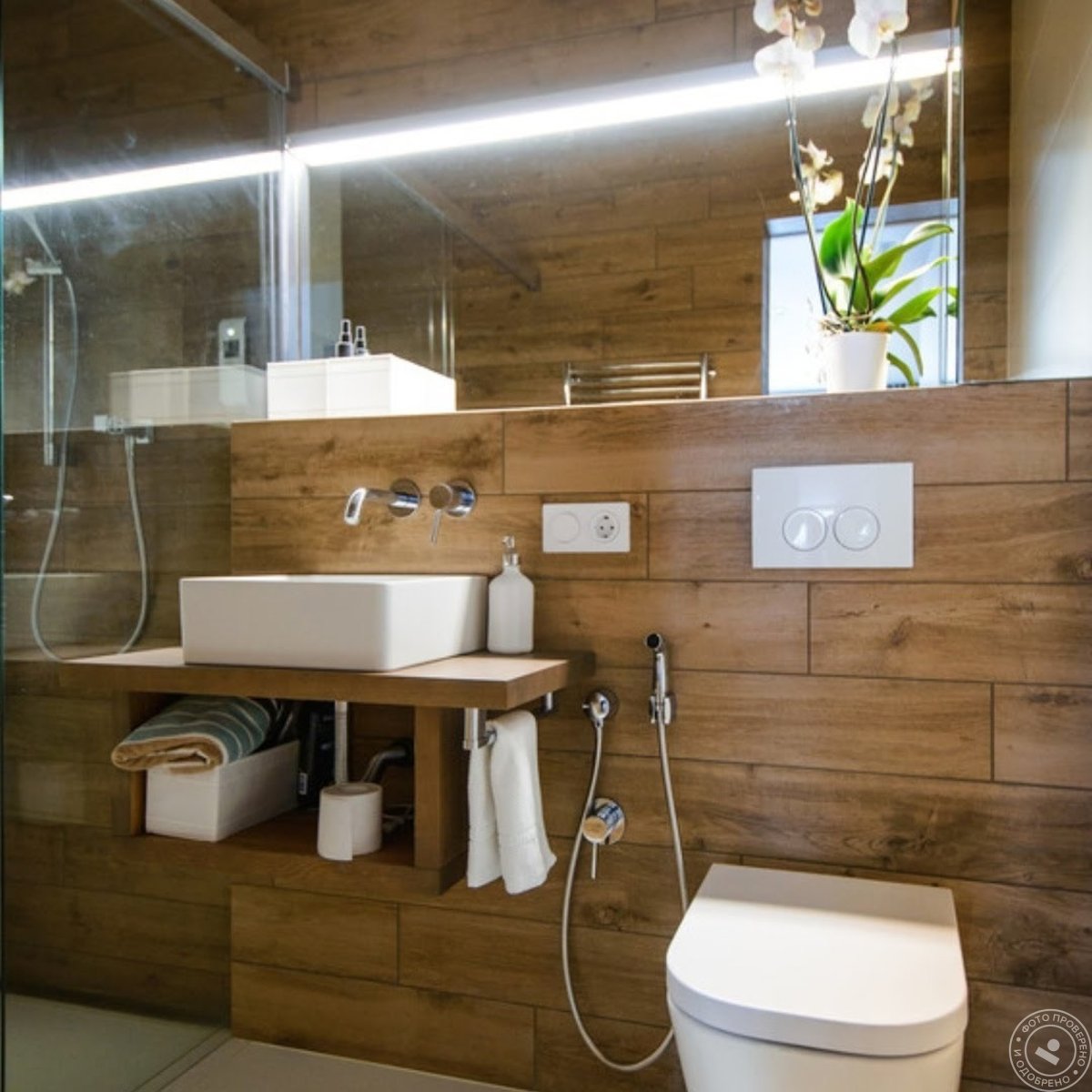 Ванная с большим зеркалом